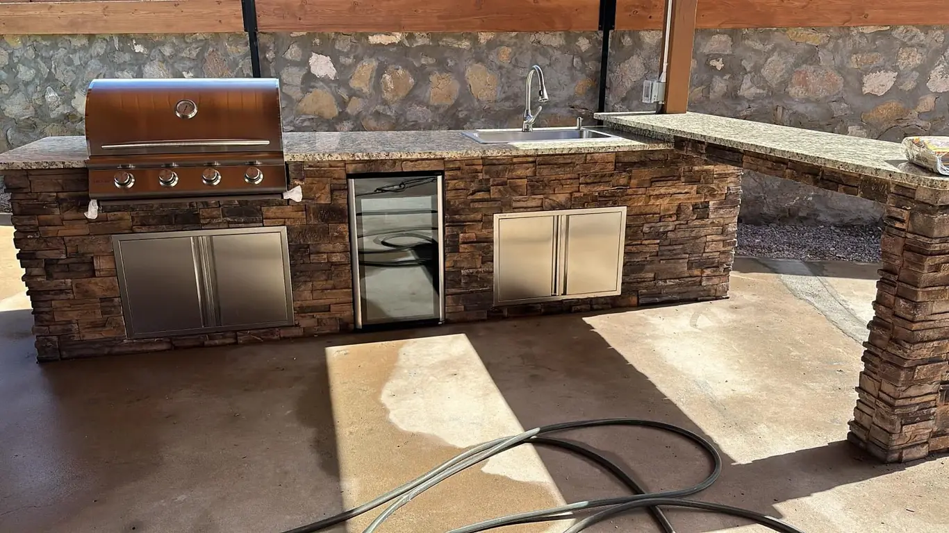Cocina al aire libre de piedra personalizada con asador y frigobar